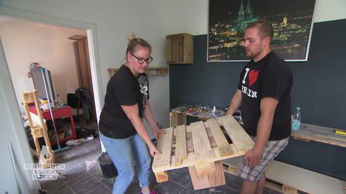 Schrauben, sägen, siegen - Das Heimwerker-Duell Schrauben, sägen, siegen - Die Heimwerkerschlacht Folge 9: Ein Wohnzimmer aus Euro-Paletten