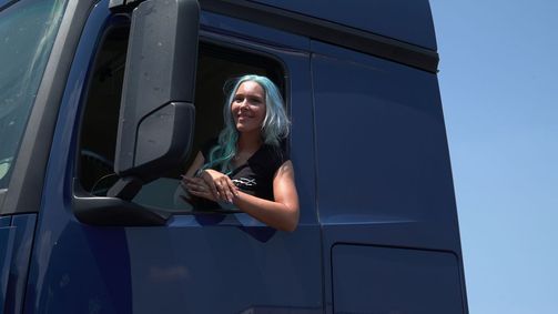 Trucker Babes - 400 PS in Frauenhand Trucker Babes - 400 PS in Frauenhand Folge 2: Kann Trucker Babe Jana trotz Erkältung ihren Auftrag erledigen?