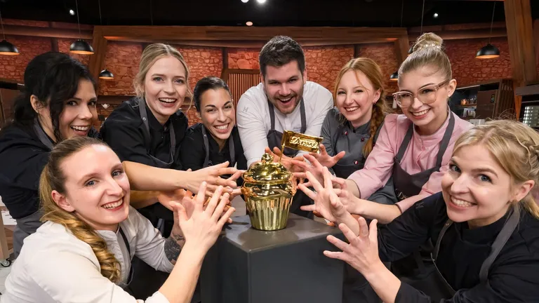 Kandidatinnen und Kandidaten von Das große Backen Die Profis 2026 mit Goldenem Cupcake