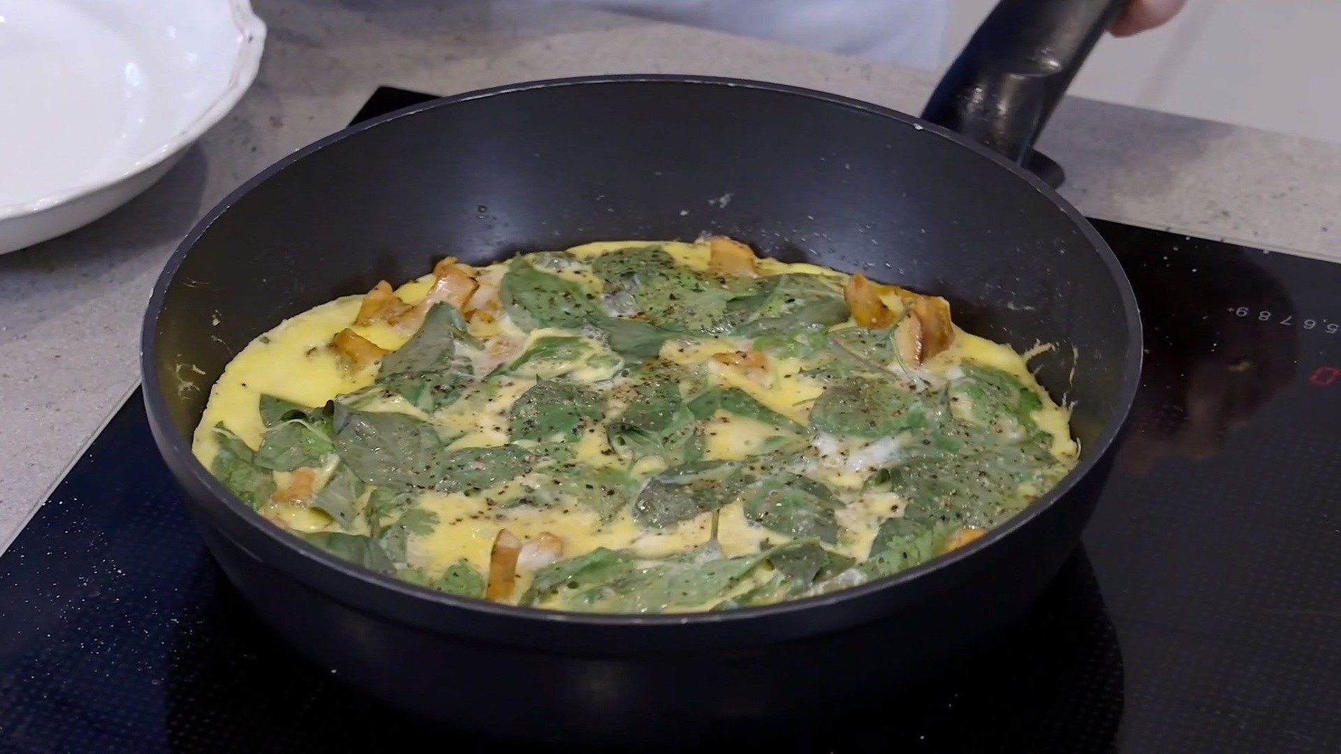 Eierschwammerl-Omelett mit Thai-Basilikum