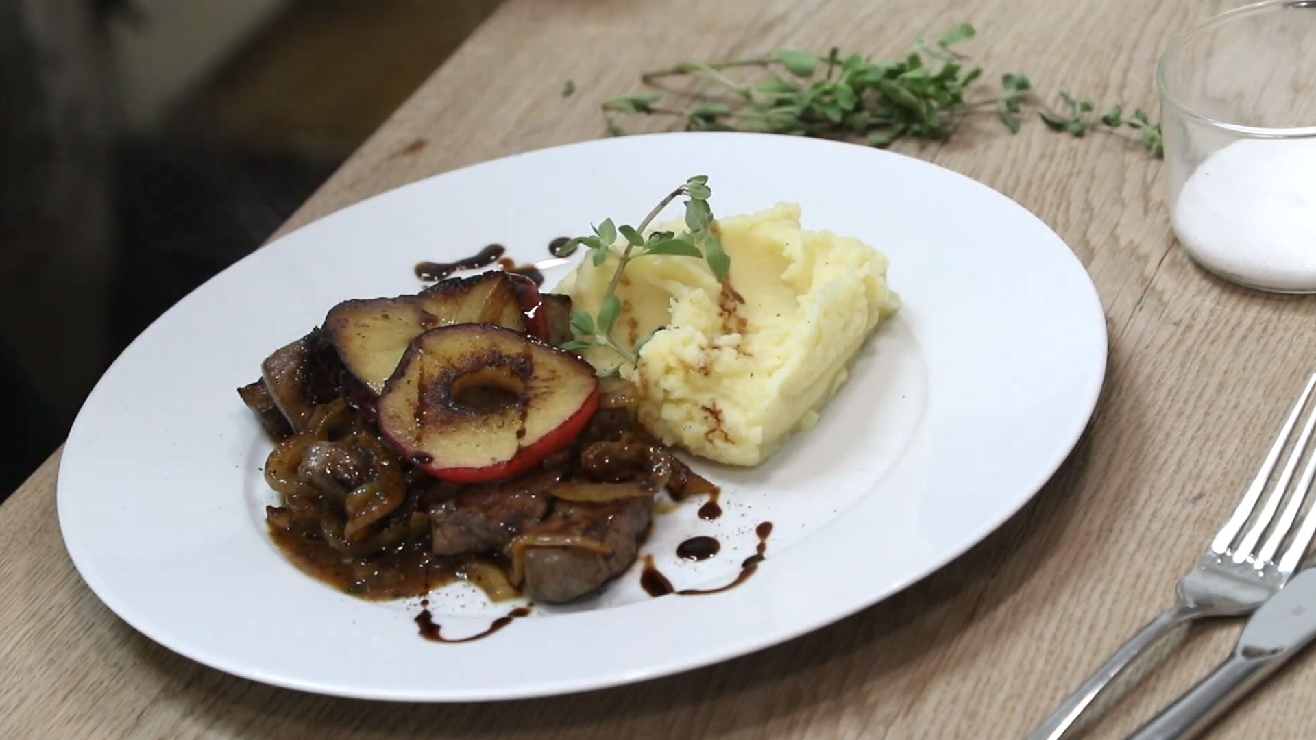 Gebratene Leber Berliner Art mit Apfel und Kartoffelpüree