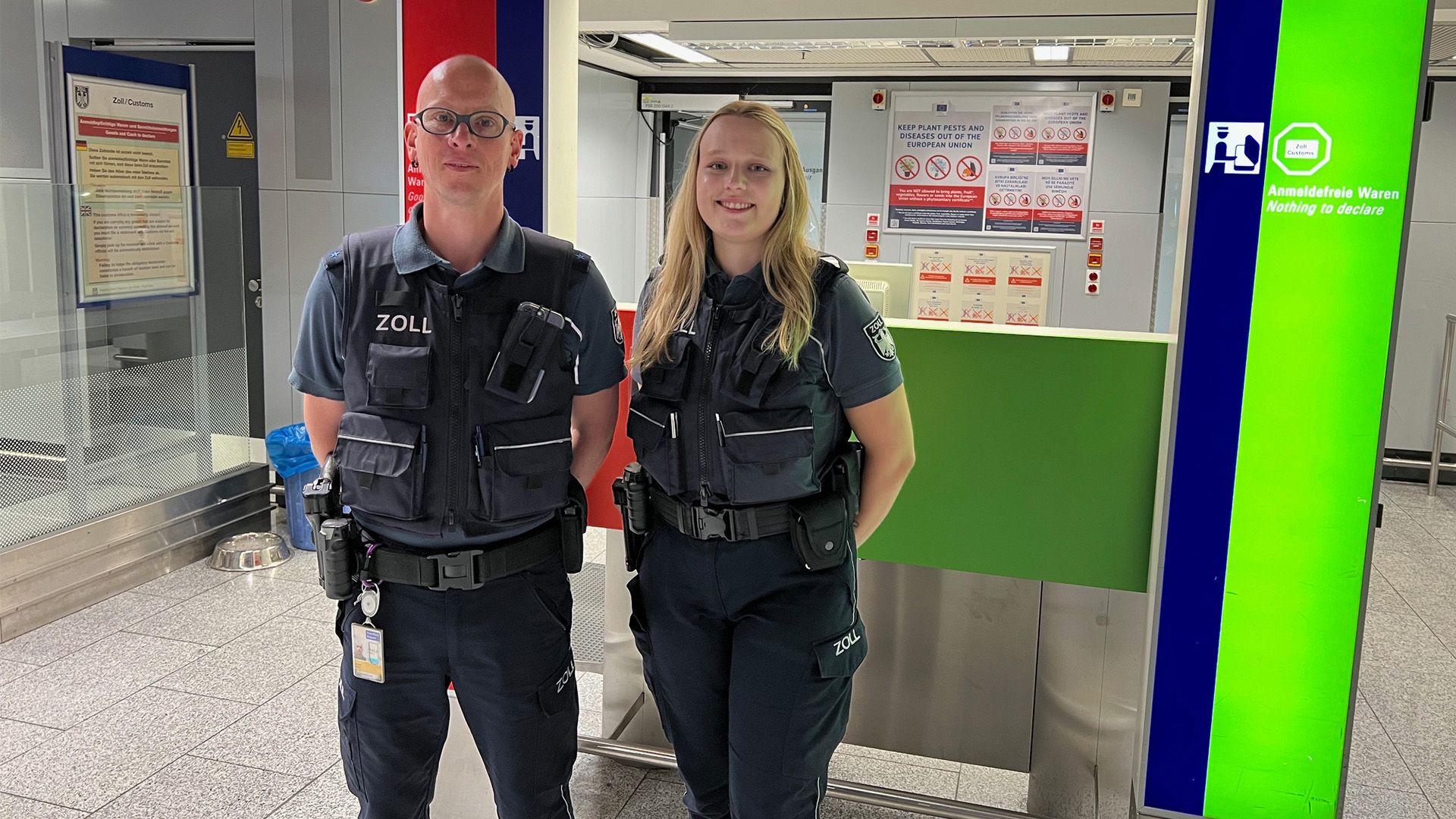 Thema u. a.: Gepäckkontrolle am Frankfurter Flughafen und die Abschleppbrüder