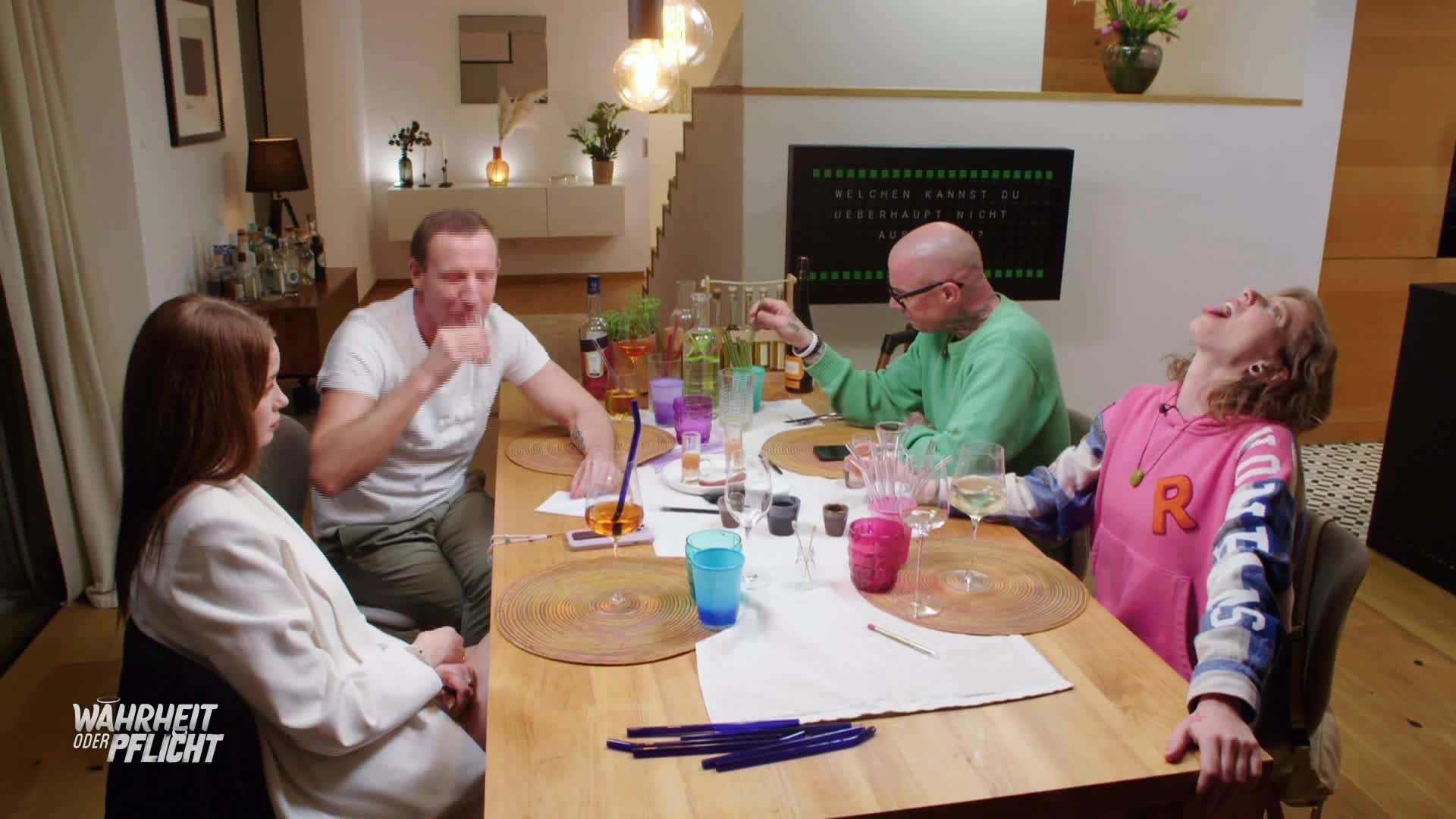 Staffel 1 Folge 1: Max Schmiedl, Zoe Saip, Rebecca Rapp und Stefan Petzner