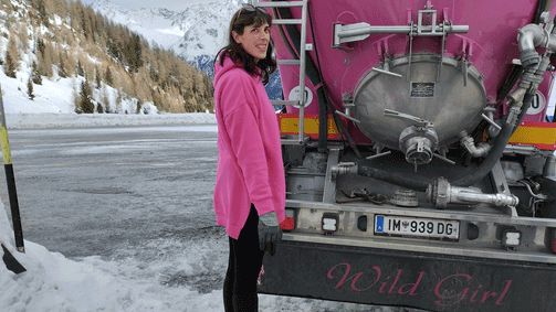 Trucker Babes Austria Trucker Babes Austria - Staffel 8 Folge 1: Wild Girl Bella in eisigen Höhen