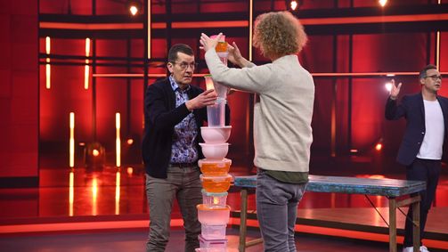 Die Stapelshow Die Stapelshow Folge 2: Hartwig & Jörg: Können sie in fünf Minuten 17 Tupperdosen stapeln?