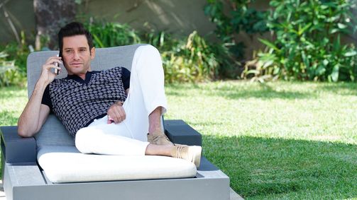 Million Dollar Homes - Luxusmakler in L.A. Million Dollar Homes - Luxusmakler in L.A. Folge 3: Marmorstein und Innenpool