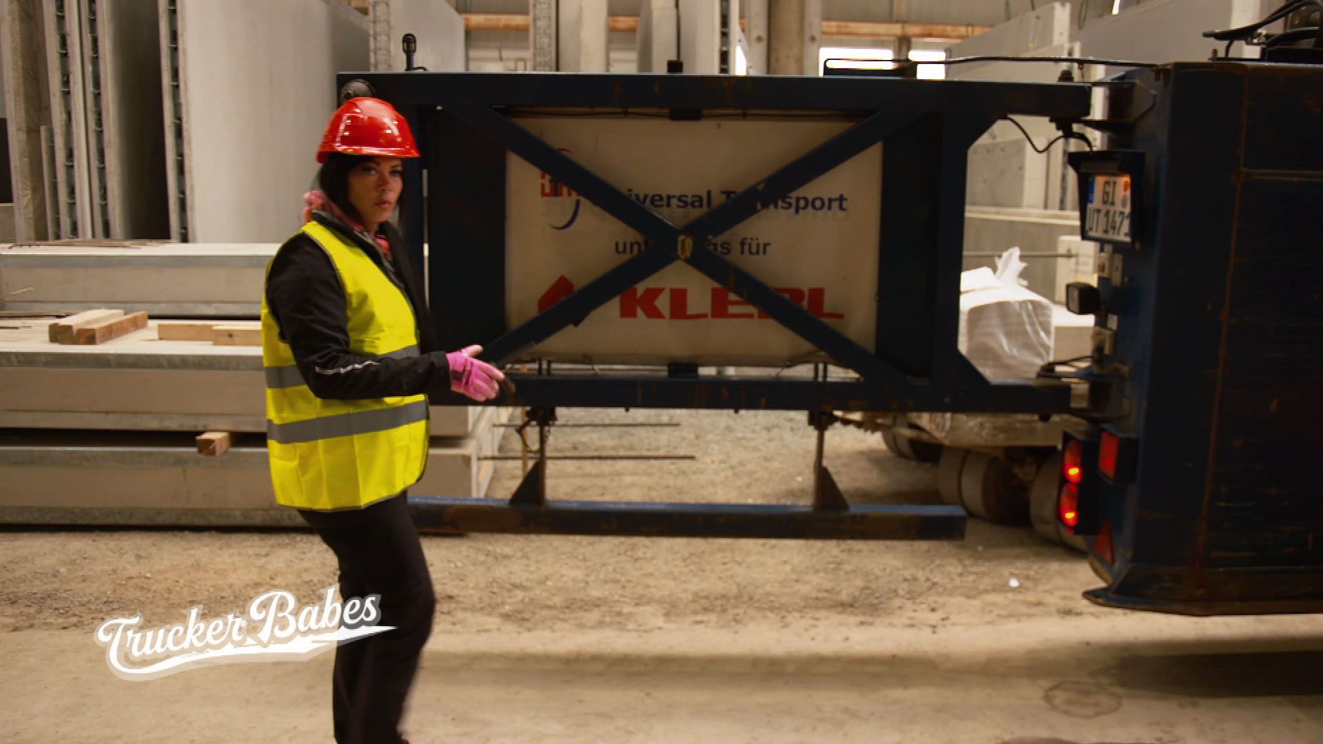 Mona auf der Überholspur: Ein neues Trucker Babe im Spezialtransport