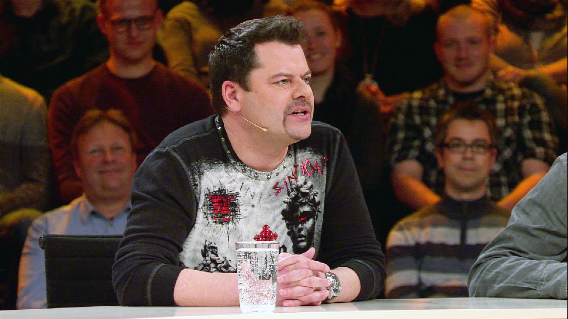 Graue Nomaden und der Stein im Brett