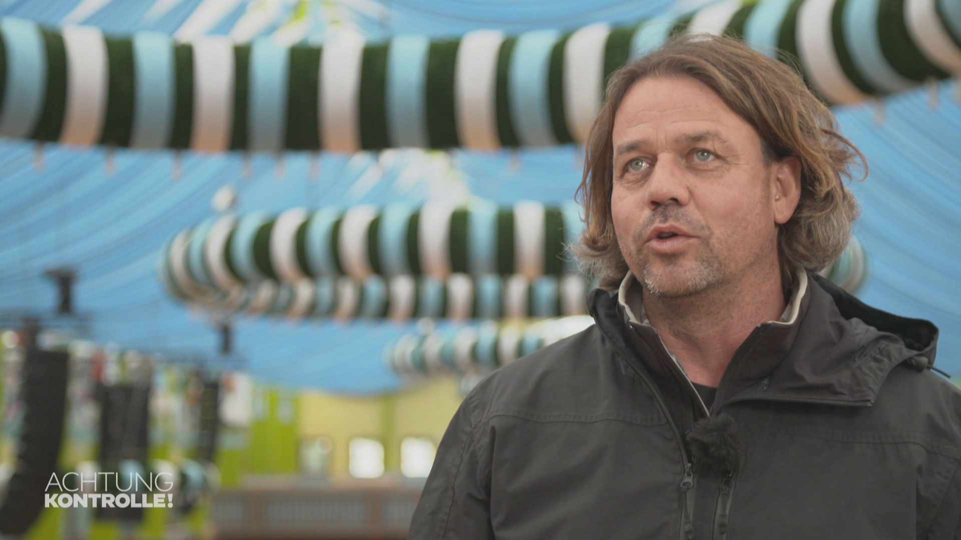 Herr des Wiesenaufbaus - Zeltaufbau auf dem Oktoberfest 