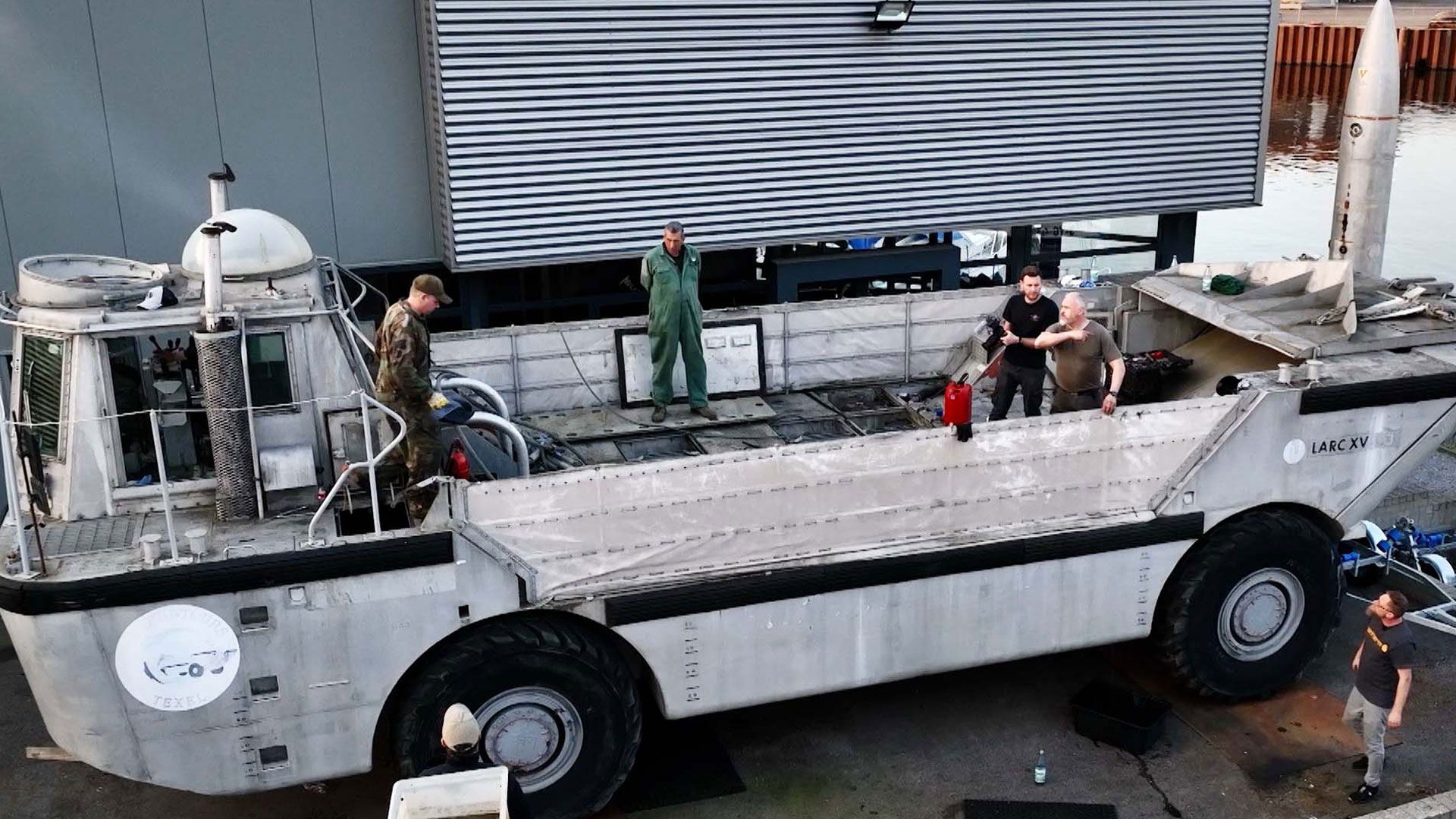 Manousakis' Rhein-Probefahrt außer Kontrolle: LARC-15 rammt Ausflugsdampfer