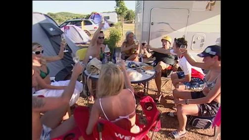 Die Lugners - Mit Mörtel in Venedig Die Lugners - Staffel 9 Folge 3: Die Lugners - Staffel 9 Folge 3 - Lugner goes camping 1