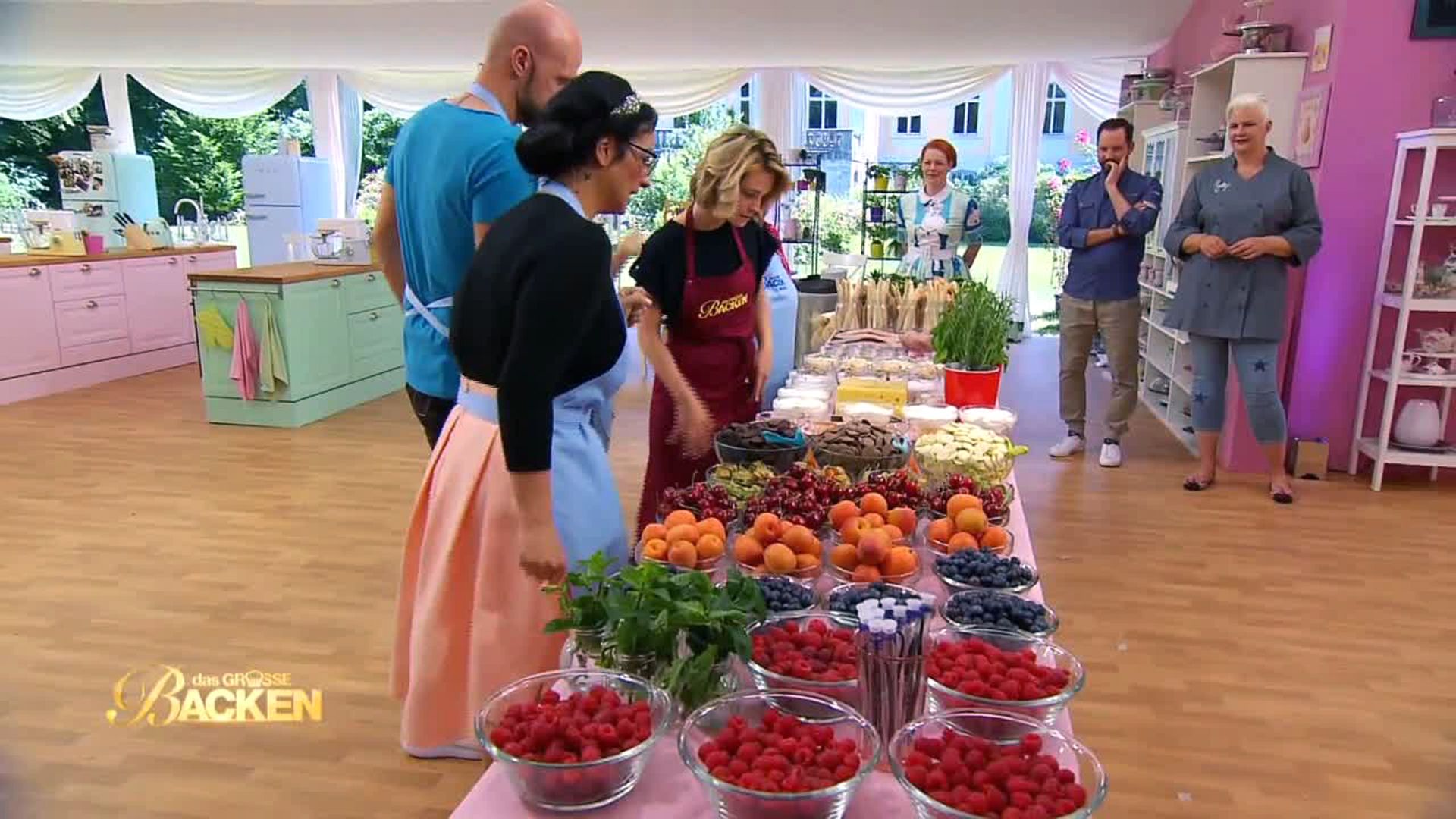 Sizilianische Spezialitäten und floristische Torten