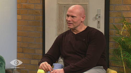 Promi Big Brother - Die Late Night Show Promi Big Brother - Die Late Night Show Folge 2: Thorsten Legat gibt den Schiedsrichter: Dieses Verhalten findet er nicht okay!
