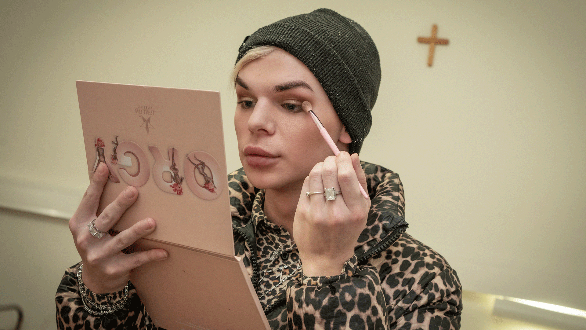 Tausche Krawall und Make-up gegen Schweigen und Gehorsam