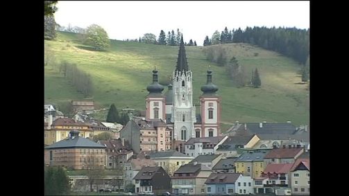 Die Lugners - Mit Mörtel in Venedig Die Lugners - Staffel 6 Folge 1: Die Lugners - Staffel 6 Folge 1 - Die Lugners wallfahren nach Mariazell!