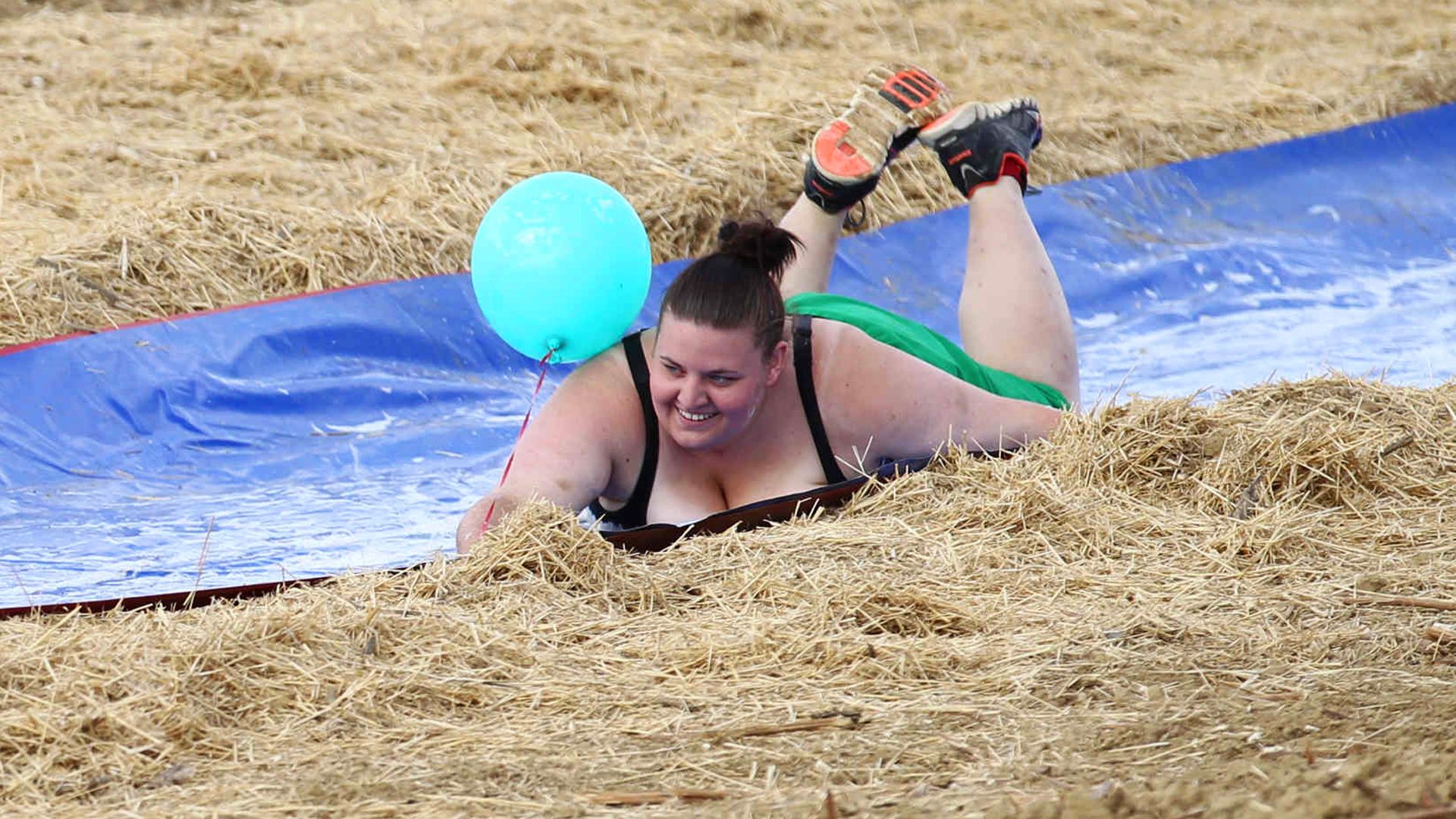 Die sportliche Rutschpartie kostet die Verlierer ein Straf-Kilo!