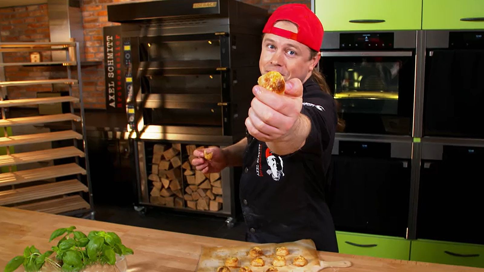 Backen in Geil: Pizzapralinen und Bratswurstkuchen
