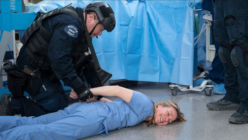 Grey's Anatomy GREY'S ANATOMY - DIE JUNGEN ÄRZTE - 21. STAFFEL Folge 18: Geiselnahme