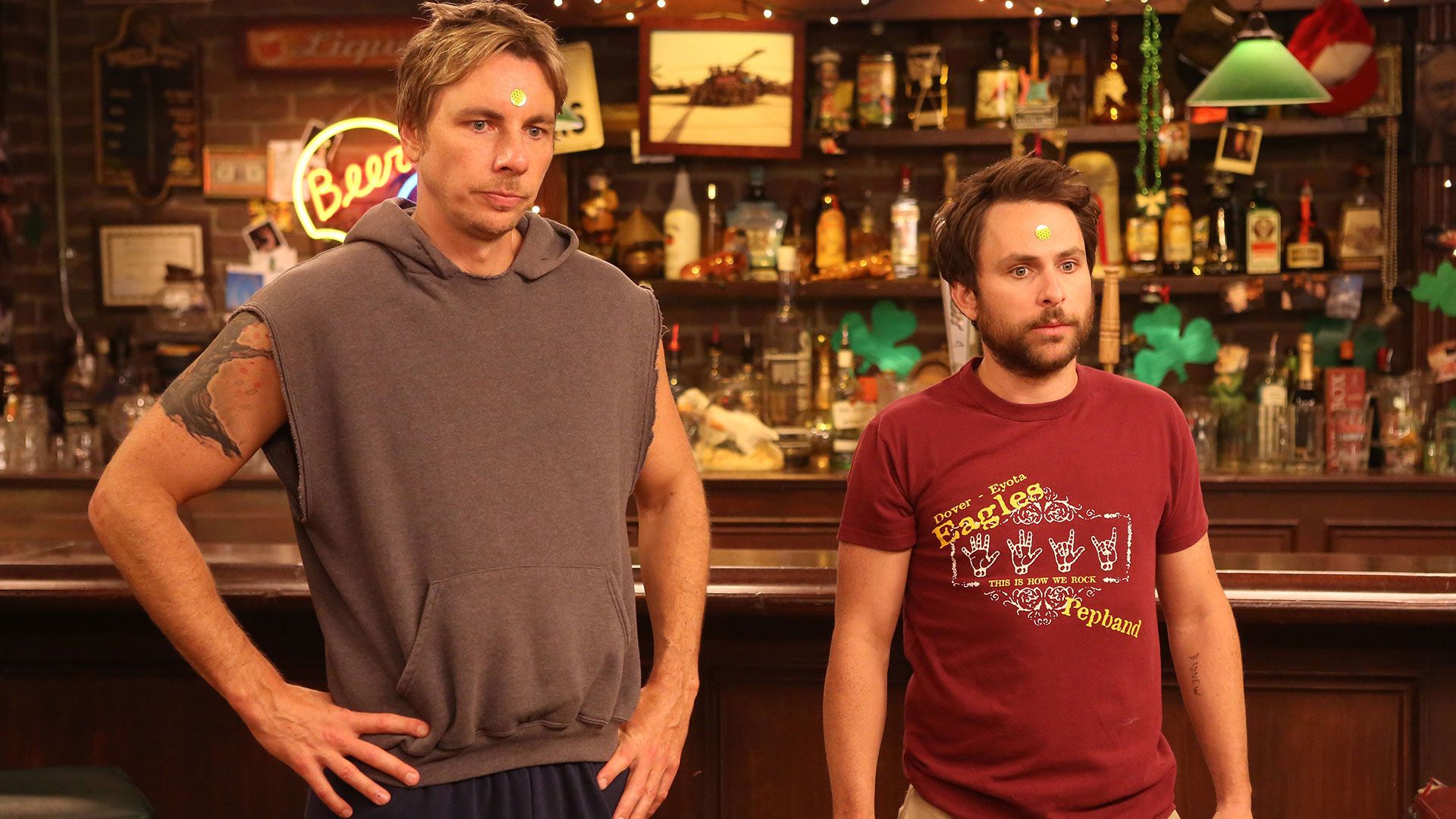 Arschtreter: Mac und Charlie schließen sich einer Sekte an