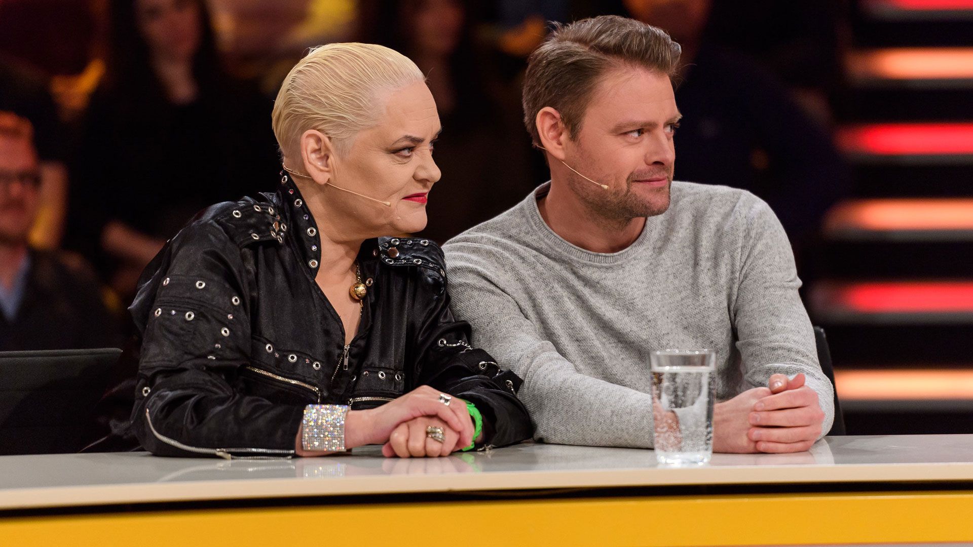 Warum muss Huhn Polly Schutzkleidung tragen?