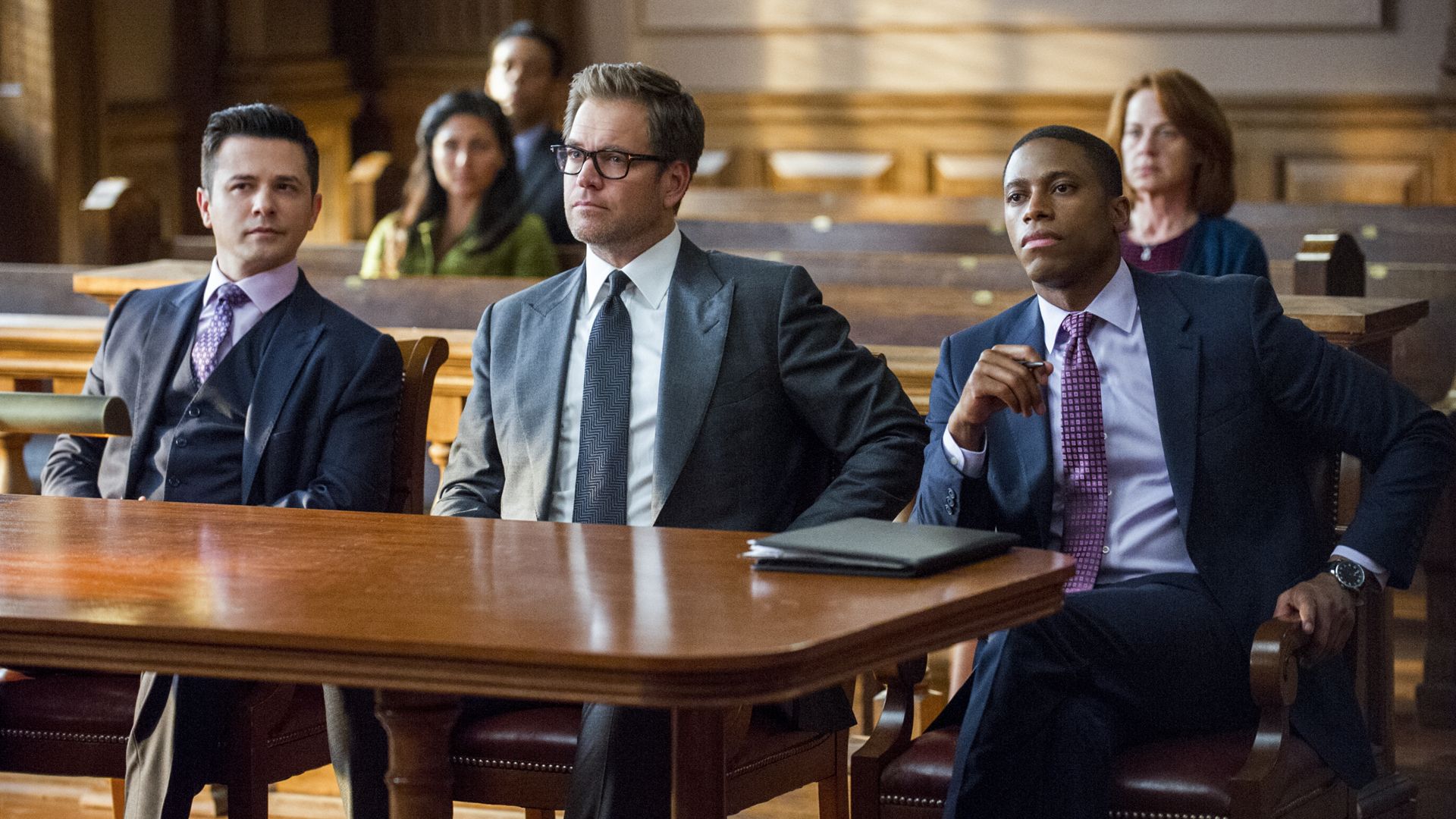 Eine Hand wäscht die andere