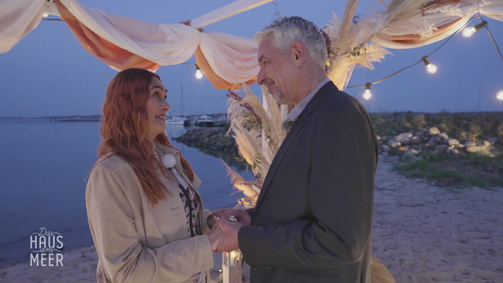 DAS HAUS AM MEER mit Julia Leischik HAUS AM MEER MIT JULIA LEISCHIK, DAS - 1. STAFFEL Folge 1: Hochzeit nach 30 Jahren -  Wird Dirk ein zweites Mal "JA" sagen?