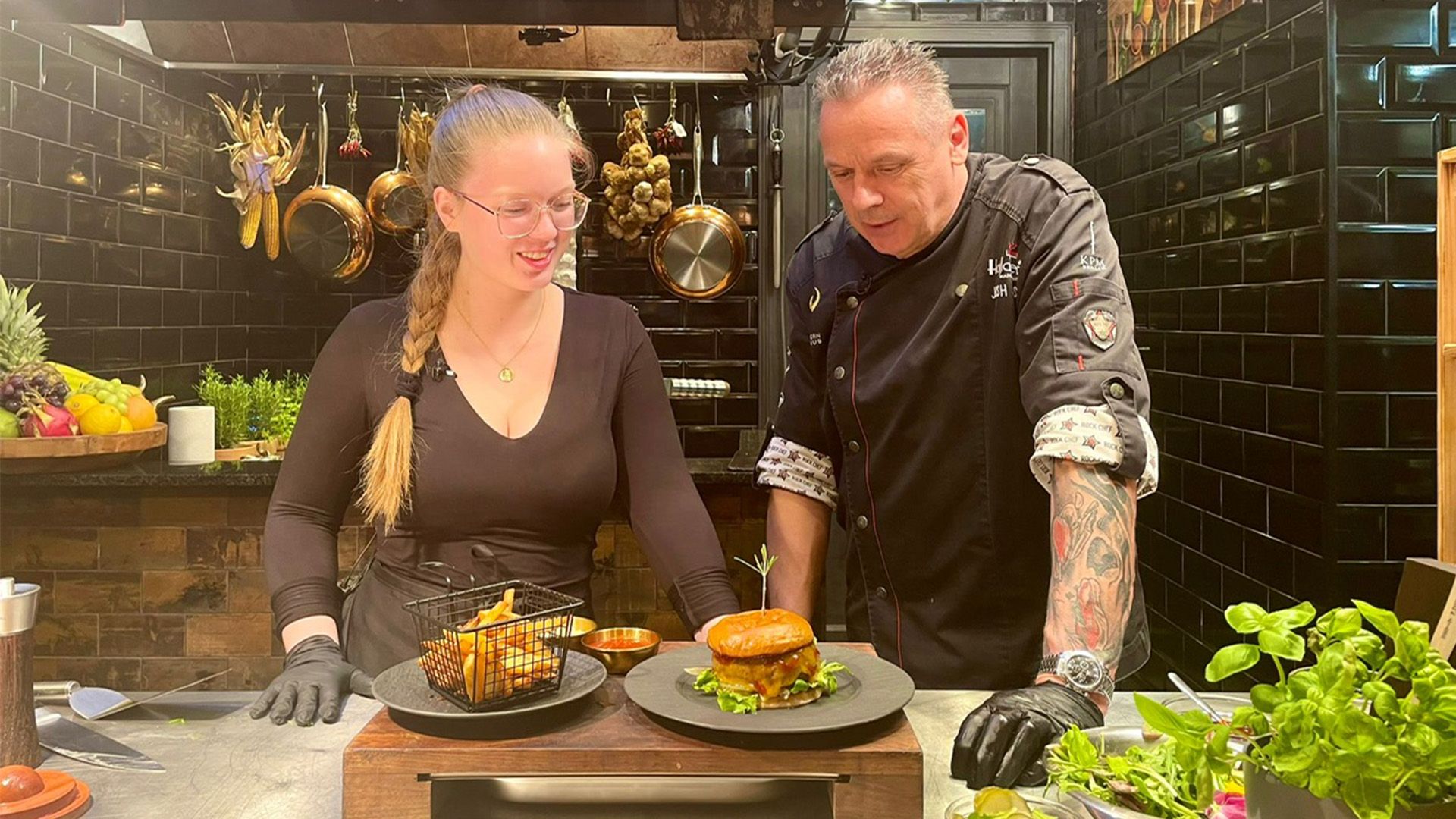 Thema u. a.: Josh Jabs und Anna braten Burger