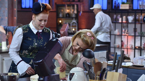 Das große Promibacken Staffel 3 Folge 1: Es wird wieder gebacken: Wer meistert die farbige Schachbrett-Torte?