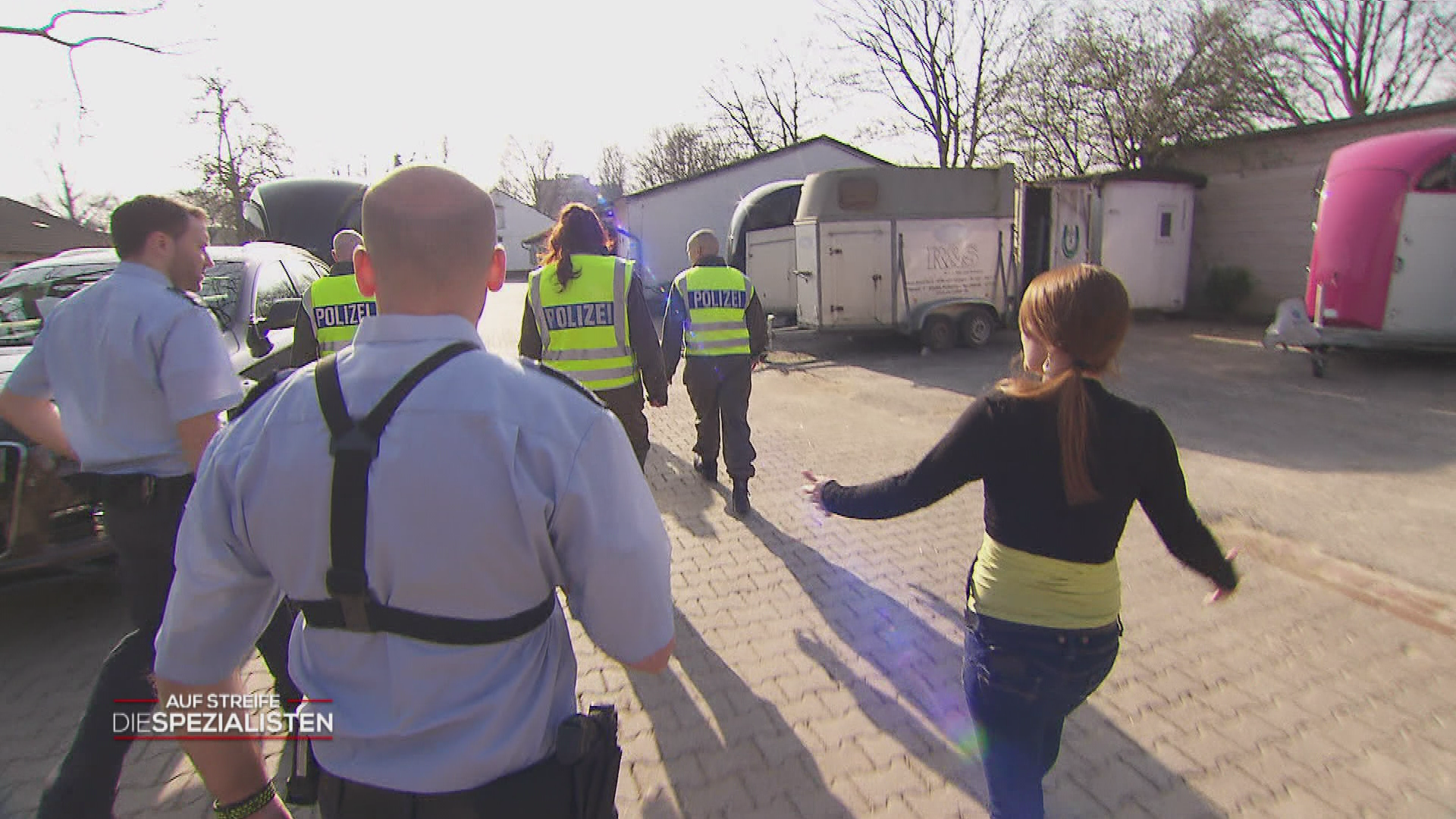 Da steht ein Pferd auf weiter Flur