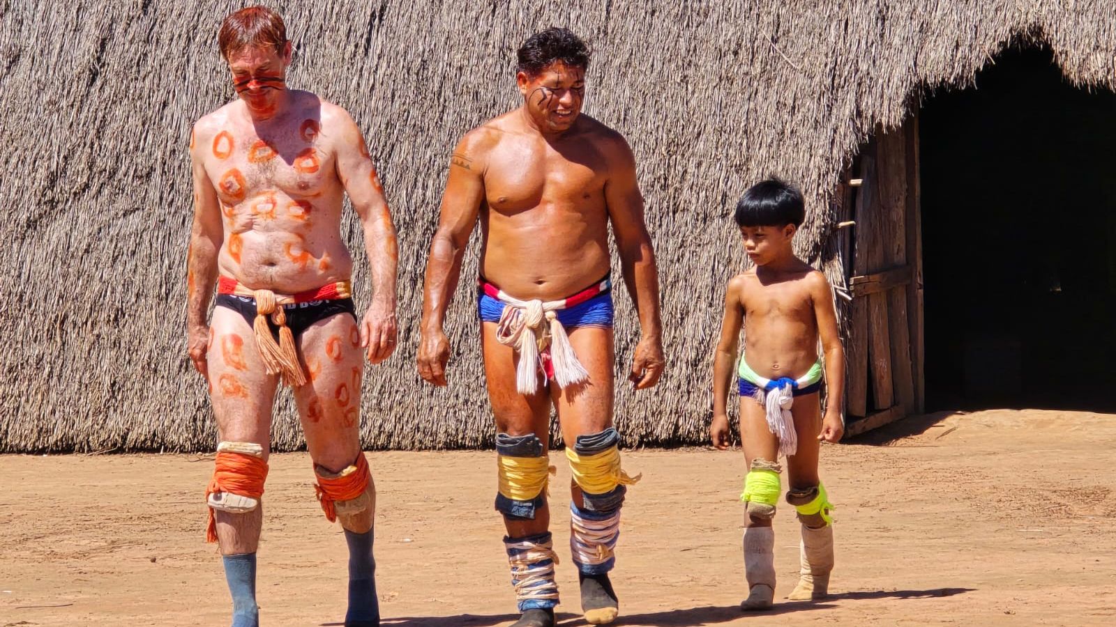 Männer die über Bullen springen