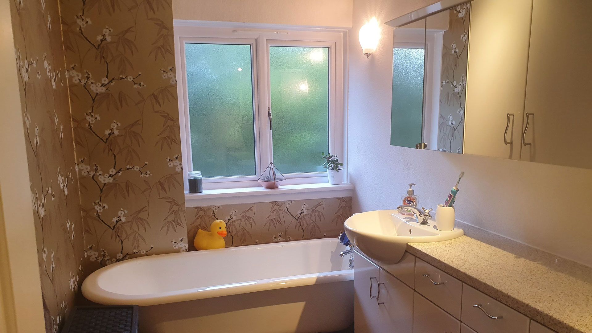 Minimalistische Küche und Wellness-Bad