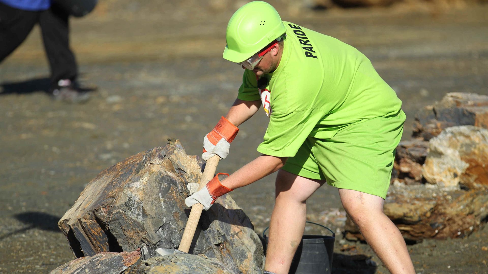 Hammer-Challenge: Beim Steine-Klopfen kommt die aufgestaute Wut raus