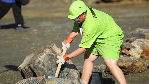 The Biggest Loser Staffel 4 Folge 8: Hammer-Challenge: Beim Steine-Klopfen kommt die aufgestaute Wut raus
