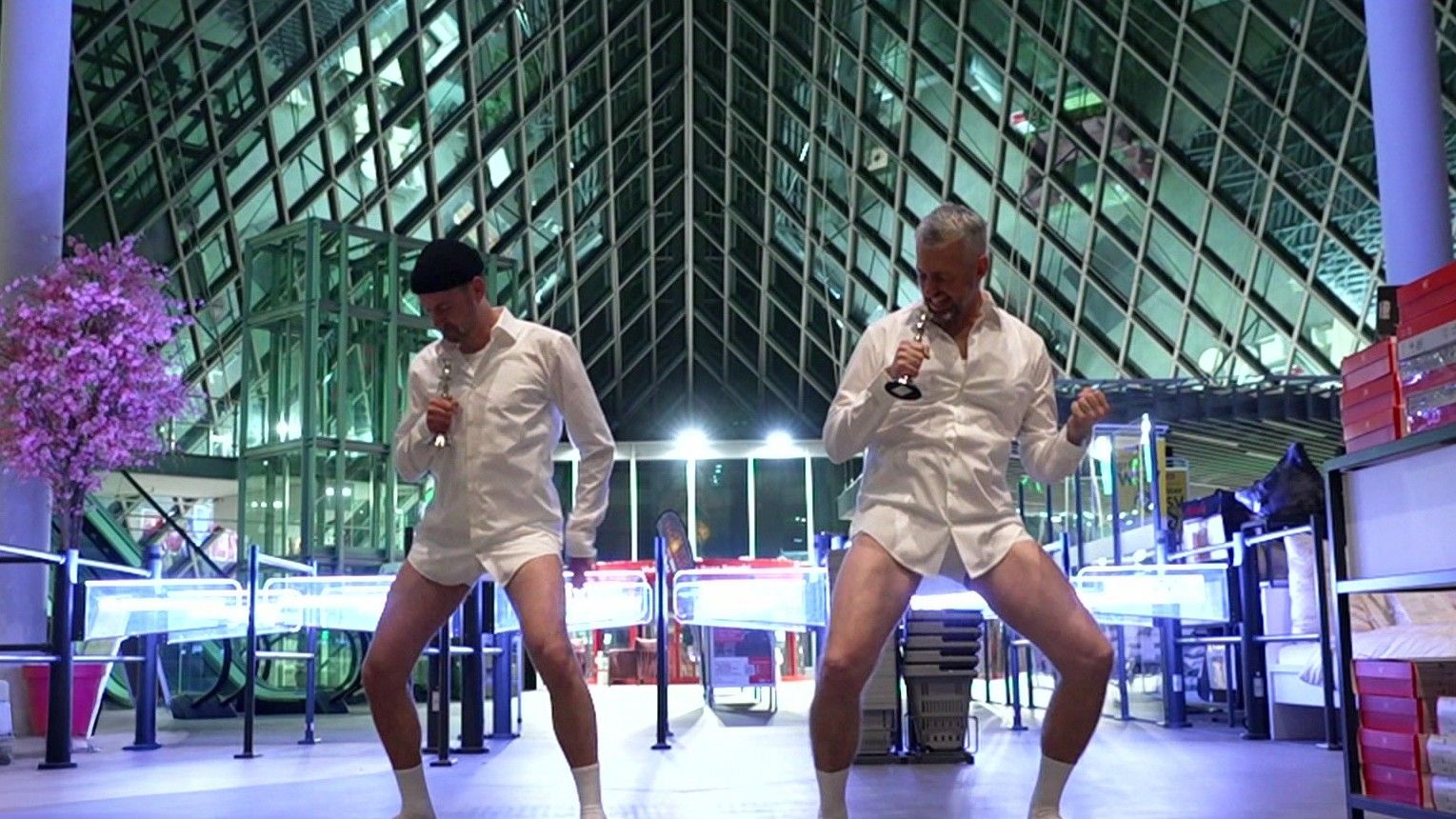 Puffis erste Nacht im Möbelhaus