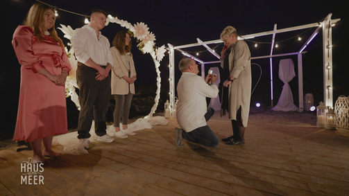 DAS HAUS AM MEER mit Julia Leischik HAUS AM MEER MIT JULIA LEISCHIK, DAS - 1. STAFFEL Folge 105: Dieser Antrag macht Rosies Familienglück perfekt!