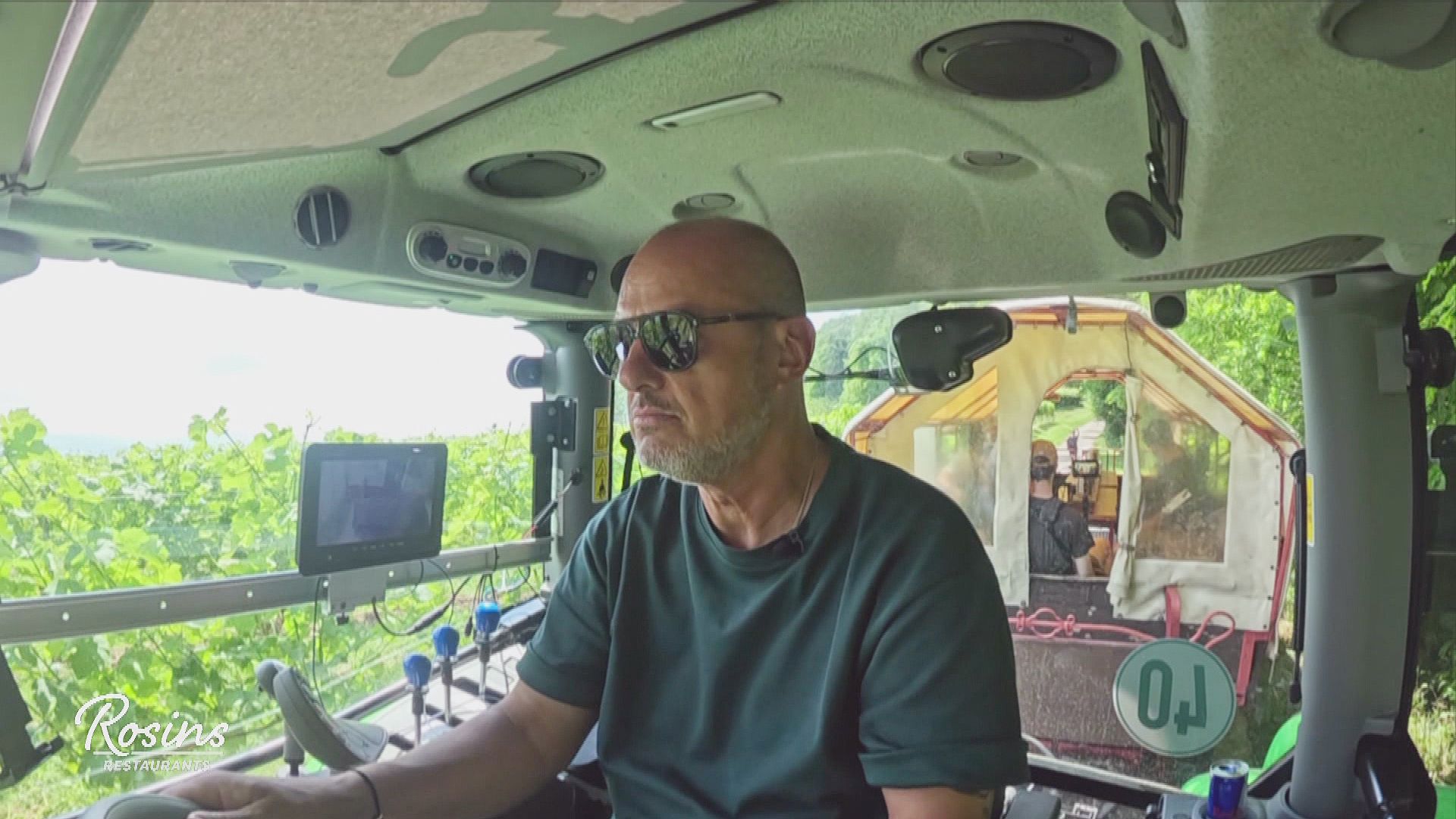 Rosins Überraschungsbesuch im "Zum Ochsen" in Eichstetten - mit dem Trecker