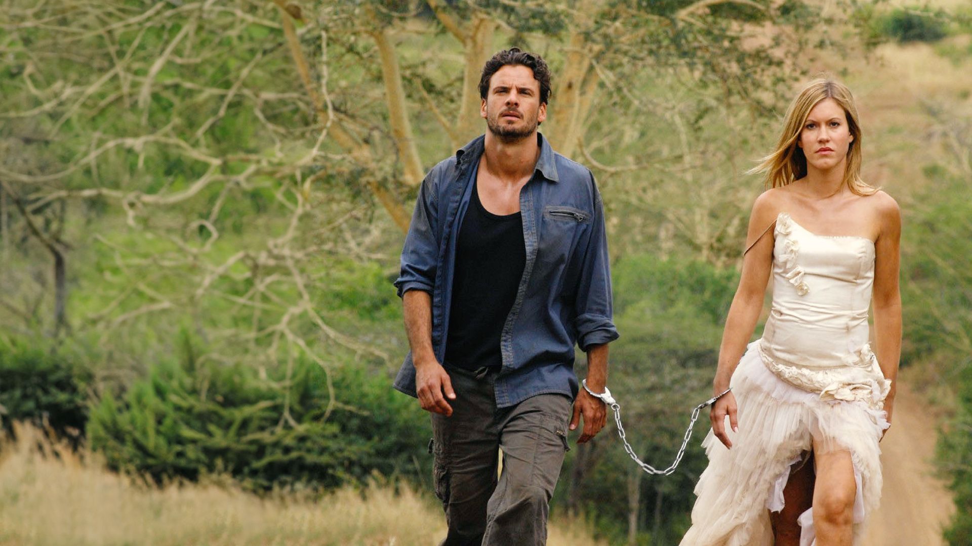 Im Brautkleid durch Afrika