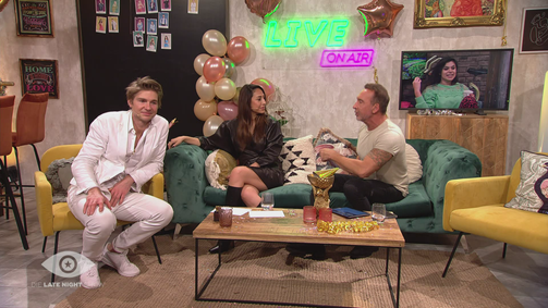 Promi Big Brother - Die Late Night Show Promi Big Brother - Die Late Night Show Folge 6: Phänomenale Fragrance-Show und Nacktmodel-Oma