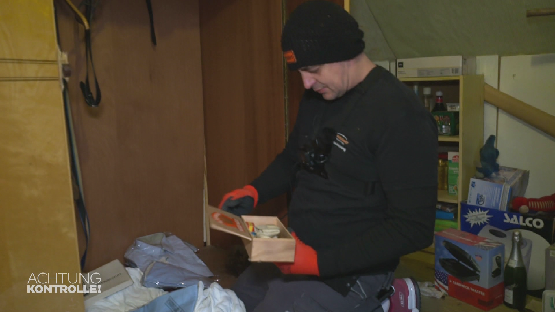 Entrümpler Kaiserslautern finden Pistole im Kleiderschrank