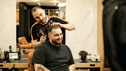 KURDS IM OHR KURDS IM OHR Folge 1: Barber Shop: Serhat übt sich als Friseur