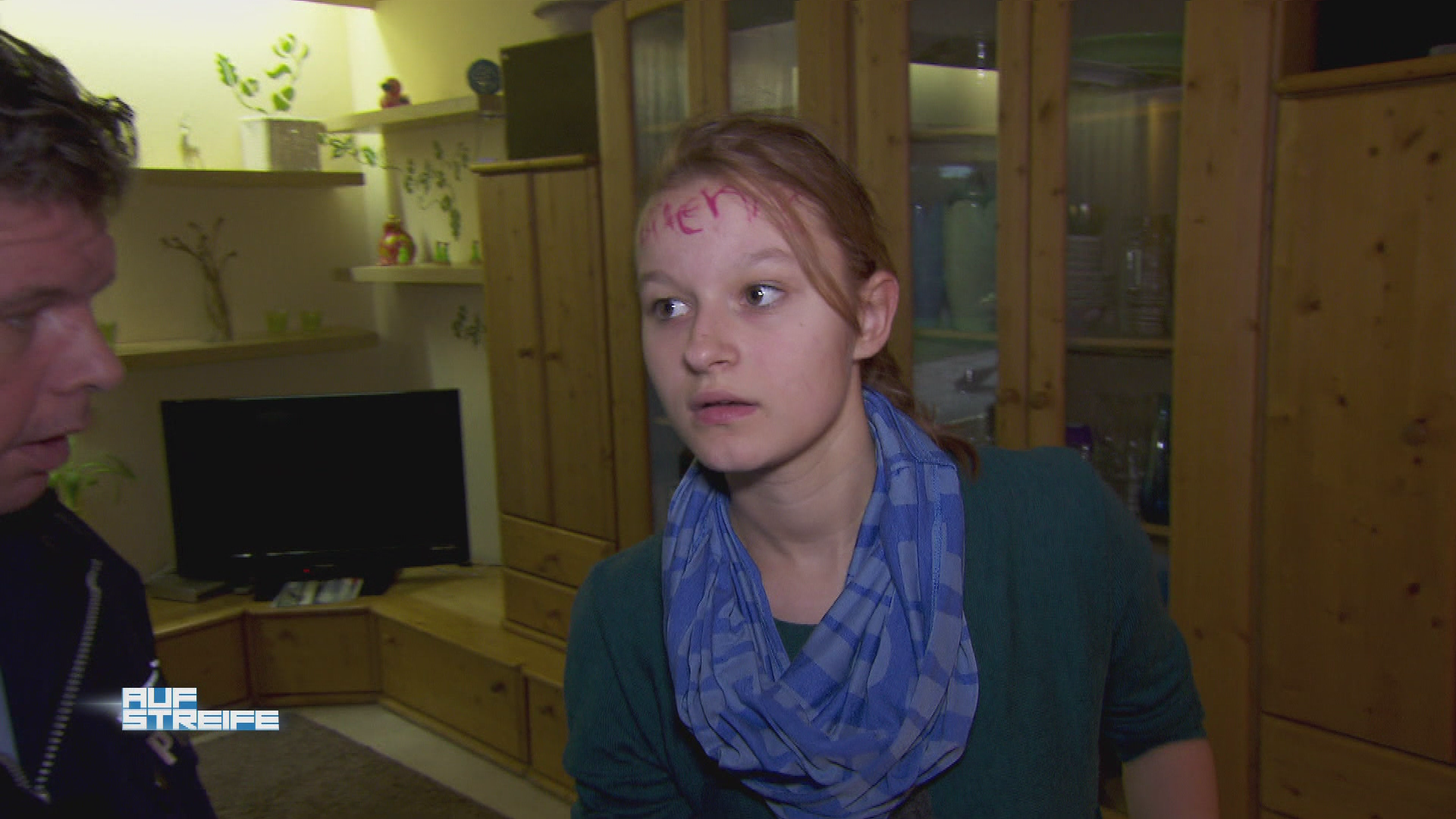 Mädchen mit Schimpfwörtern beschmiert