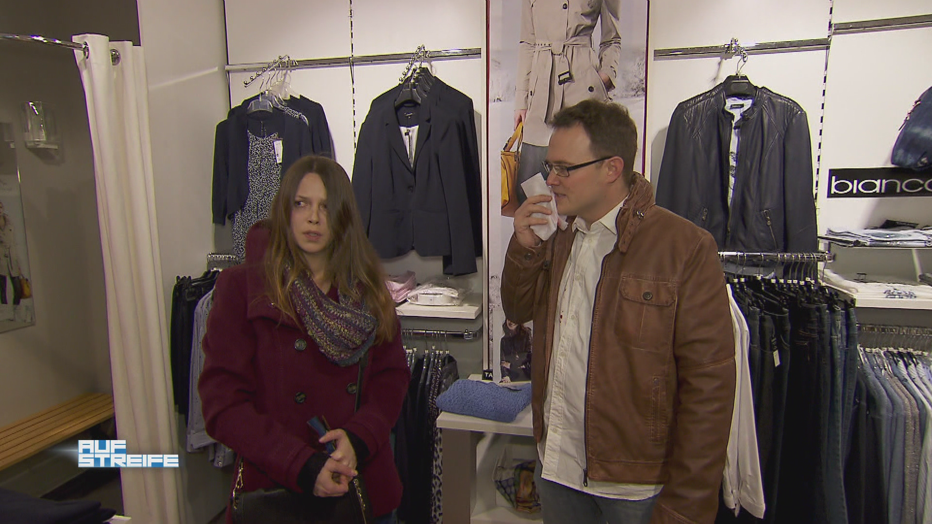 Eine Frau schlägt zu