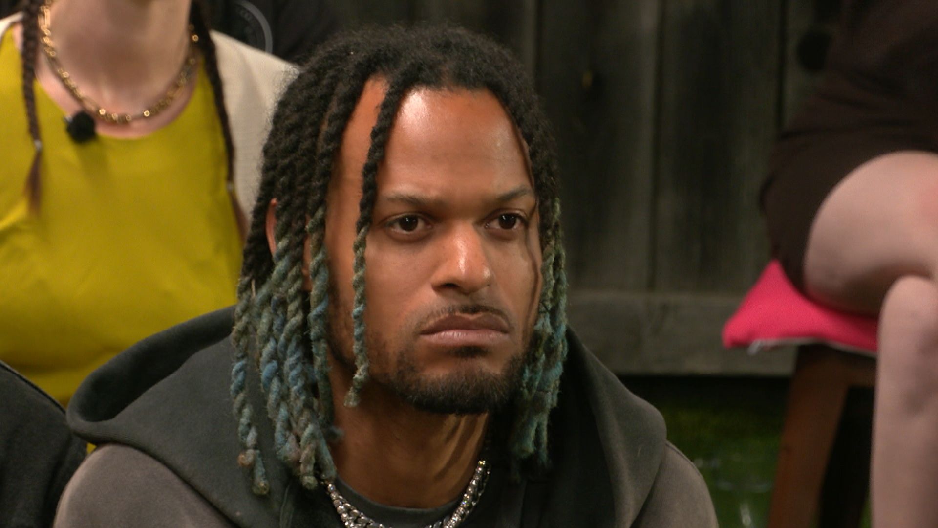 Love, Peace & Messer im Rücken