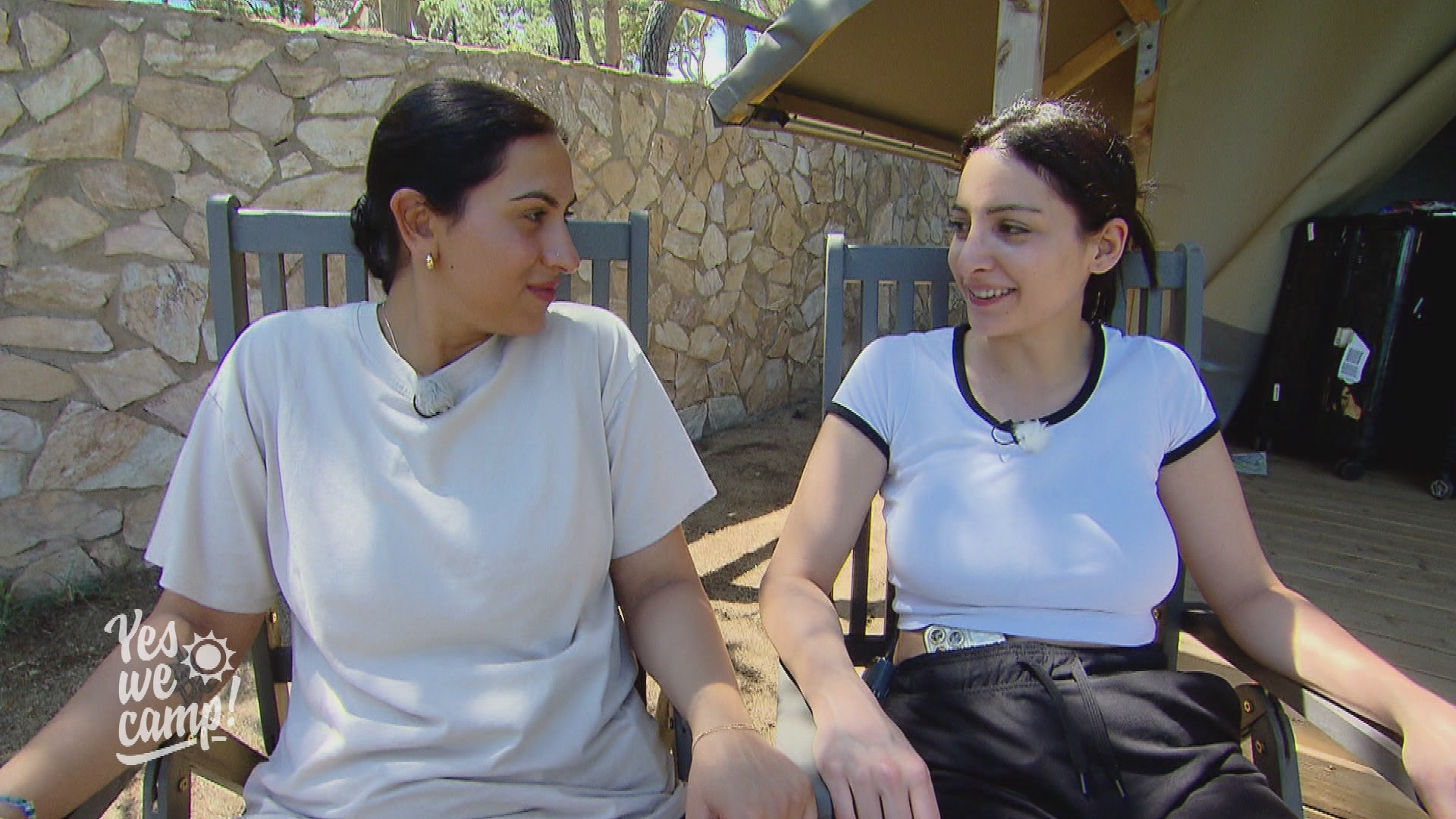 Monika und Michaela planen einen Luxuscampingurlaub in Spanien