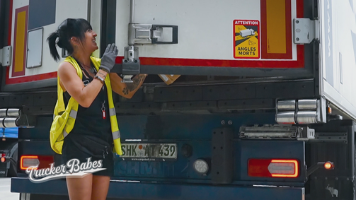 Trucker Babes - 400 PS in Frauenhand Trucker Babes - 400 PS in Frauenhand Folge 6: Achtung Ladung! Jessy kommt in Frankreich an