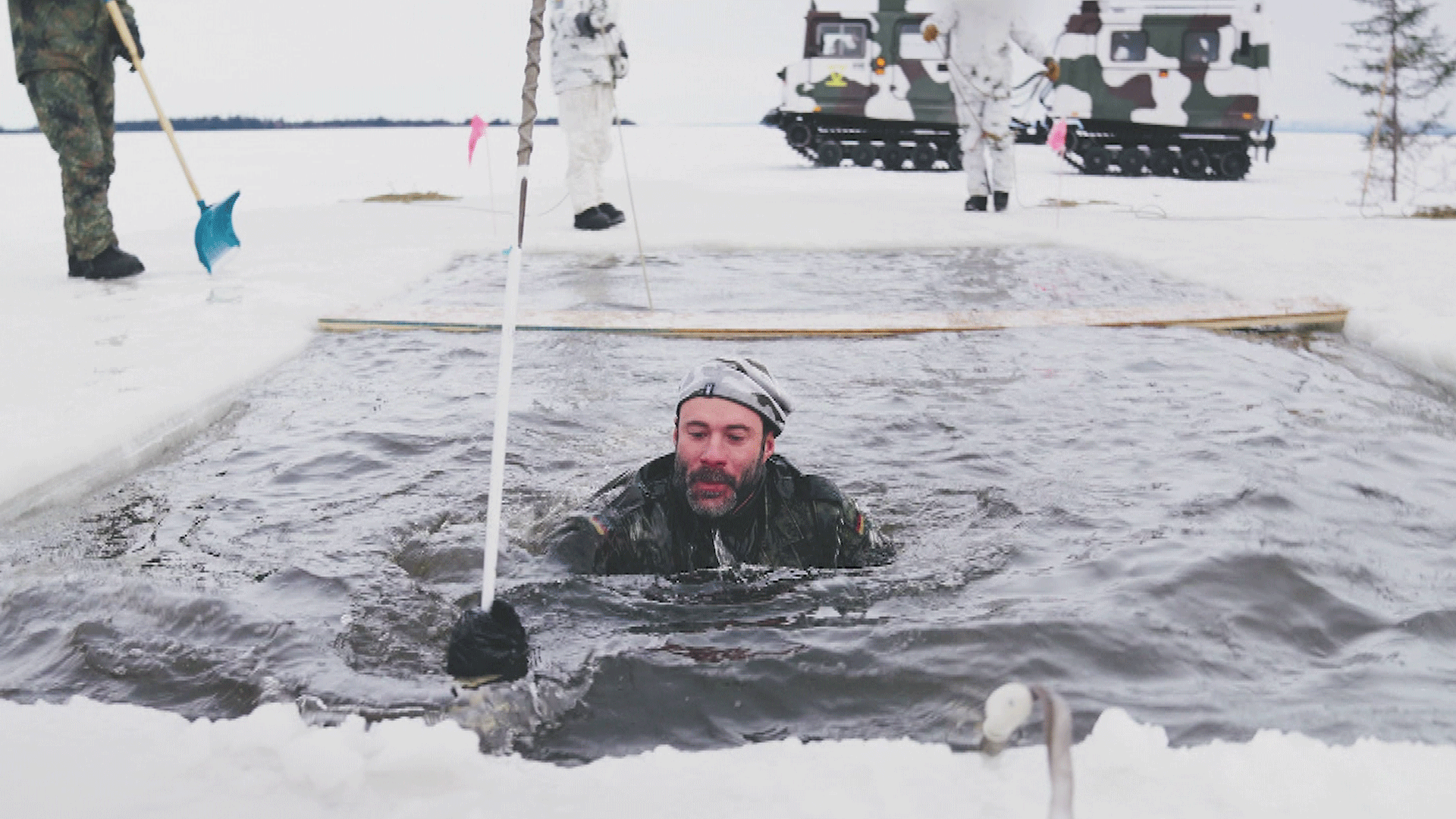 Der Eissprung: Ins kalte Wasser bei -25 Grad