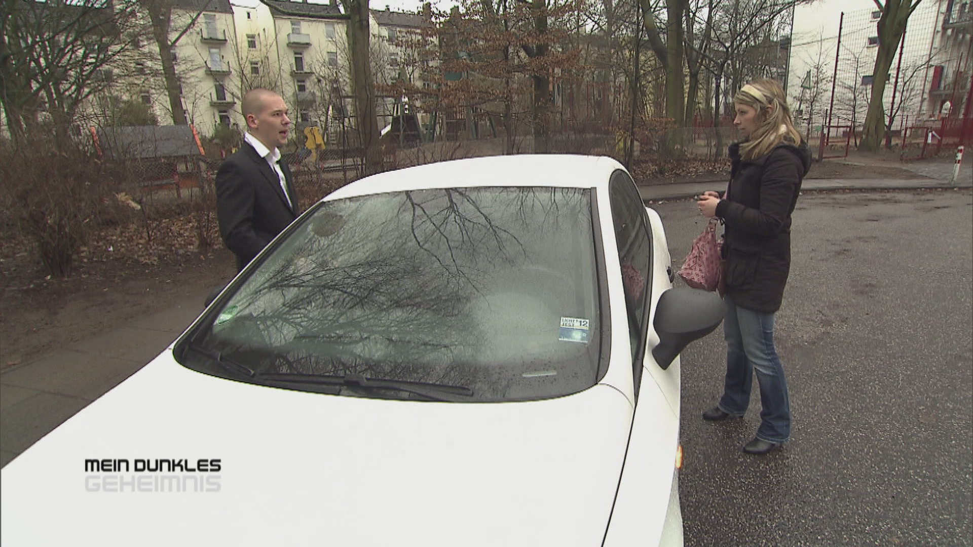 Hinter ihrem Rücken