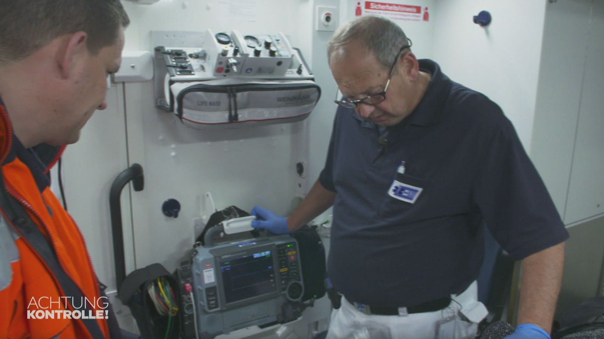 Alle Hände voll zu tun - Rettungssanitäter München