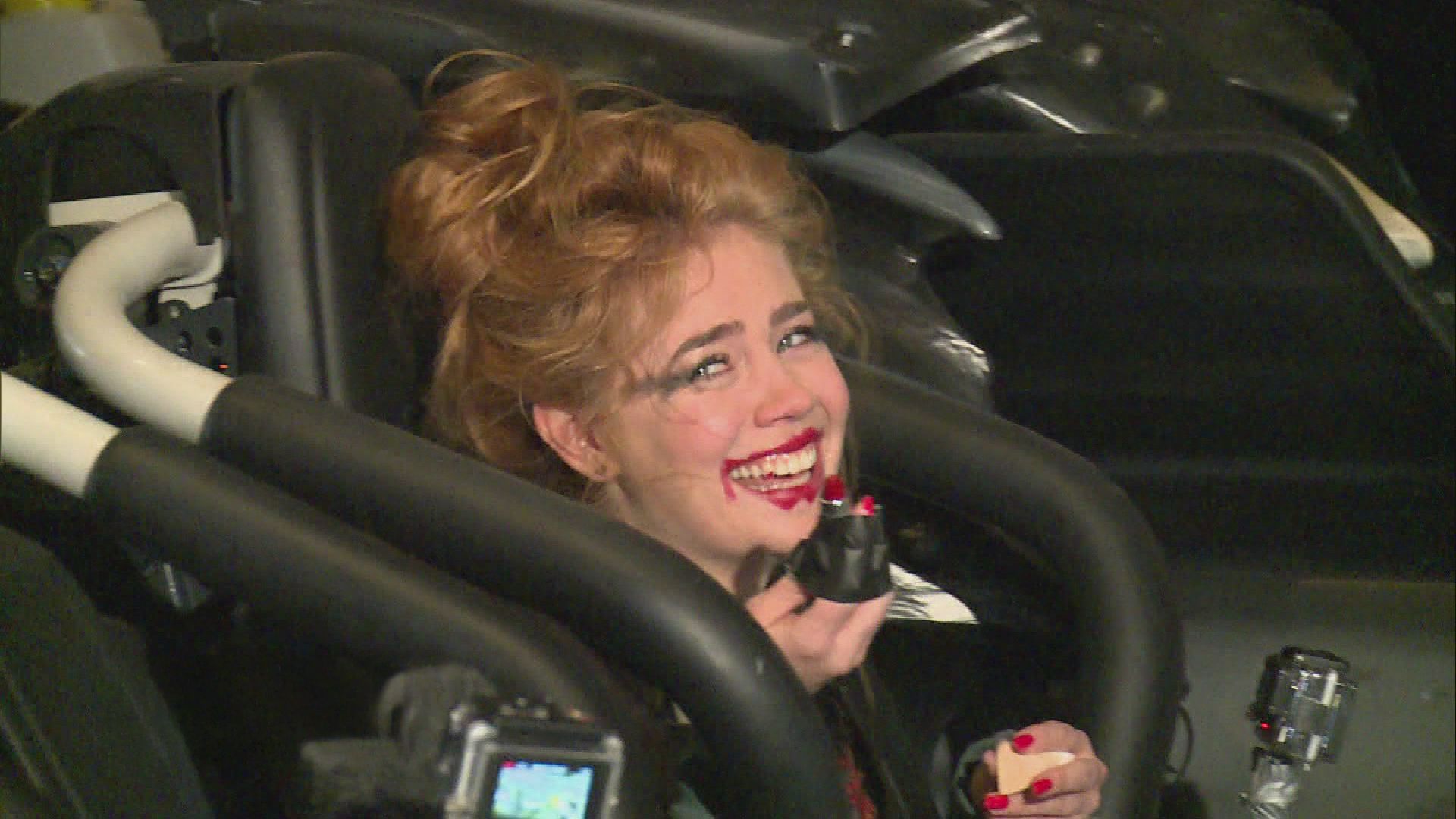 Palina beim Speed-Dating in der Achterbahn