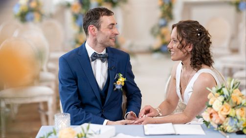 Hochzeit auf den ersten Blick HOCHZEIT AUF DEN ERSTEN BLICK - 12. STAFFEL Folge 4: "Du bist so jung!": Kann Sarah Martin das Jawort geben?